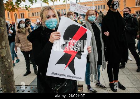 Frauen aus Breslau, Polen, demonstrierten am 23. Oktober 2020 aus Protest gegen das von der polnischen Regierung eingeführte Anti-Abtreibungsgesetz. (Foto von Krzysztof Zatycki/NurPhoto) Stockfoto