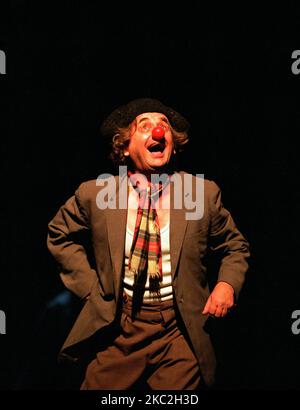 Sylvester McCoy (Clarin) im LEBEN IST Ein TRAUM von Pedro Calderon de la Barca im Royal Lyceum Theatre, Edinburgh 17/08/1998 an Edinburgh International Festival Production Englische Übersetzung: John Clifford Bühnenbild: Carles Pujol & Calixto Bieito Kostüme: Merge Paloma Beleuchtung: Xavier Clot Regie: Calixto Bieito Stockfoto