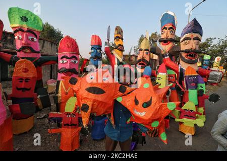 Bilder des Dämonenkönigs Ravana, der sich mit dem Coronavirus befahlen hat, wurden am Vorabend des Dusshera-Festivals in Jaipur, Rajasthan, Indien, am Samstag, den 24. Oktober 2020, zum Verkauf am Straßenrand ausgestellt. (Foto: Vishal Bhatnagar/NurPhoto) Stockfoto