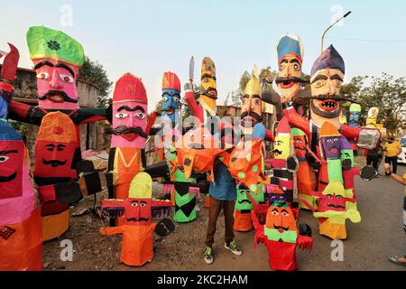 Bilder des Dämonenkönigs Ravana, der sich mit dem Coronavirus befahlen hat, wurden am Vorabend des Dusshera-Festivals in Jaipur, Rajasthan, Indien, am Samstag, den 24. Oktober 2020, zum Verkauf am Straßenrand ausgestellt. (Foto: Vishal Bhatnagar/NurPhoto) Stockfoto