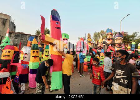 Bilder des Dämonenkönigs Ravana werden am Vorabend des Dusshera-Festivals in Jaipur, Rajasthan, Indien, am Samstag, den 24. Oktober 2020, zum Verkauf am Straßenrand ausgestellt. (Foto: Vishal Bhatnagar/NurPhoto) Stockfoto