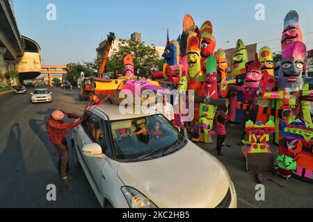 Bilder des Dämonenkönigs Ravana werden am Vorabend des Dusshera-Festivals in Jaipur, Rajasthan, Indien, am Samstag, den 24. Oktober 2020, zum Verkauf am Straßenrand ausgestellt. (Foto: Vishal Bhatnagar/NurPhoto) Stockfoto