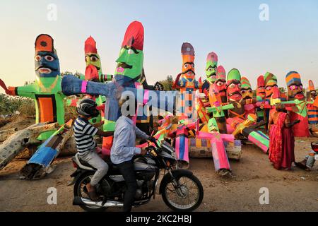 Bilder des Dämonenkönigs Ravana werden am Vorabend des Dusshera-Festivals in Jaipur, Rajasthan, Indien, am Samstag, den 24. Oktober 2020, zum Verkauf am Straßenrand ausgestellt. (Foto: Vishal Bhatnagar/NurPhoto) Stockfoto