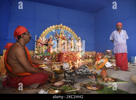 Hinduistischer Priester, der am Sonntag, 25. Oktober 2020, in Guwahati, Indien, Rituale auf Navami während des Duga Puja Festivals aufführt. (Foto von David Talukdar/NurPhoto) Stockfoto