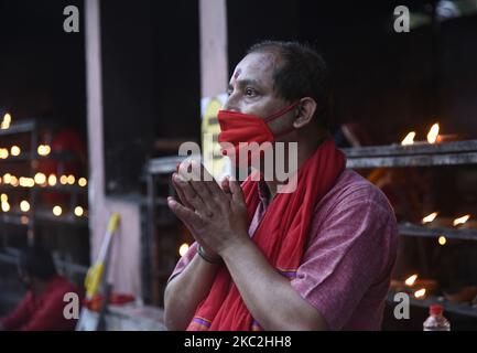 Hinduistische Anhänger beten am Sonntag, dem 25. Oktober 2020, im Kamakhya-Tempel während des Navaratri-Festivals in Guwahati, Indien. (Foto von David Talukdar/NurPhoto) Stockfoto