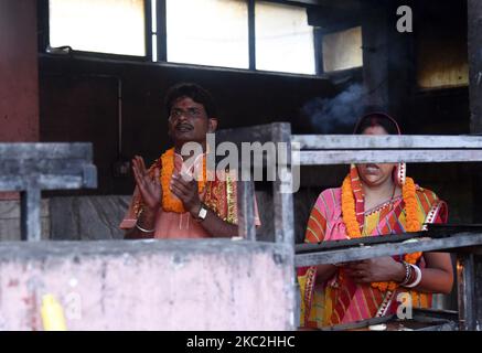 Hinduistische Anhänger beten am Sonntag, dem 25. Oktober 2020, im Kamakhya-Tempel während des Navaratri-Festivals in Guwahati, Indien. (Foto von David Talukdar/NurPhoto) Stockfoto