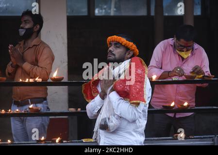 Hinduistische Anhänger beten am Sonntag, dem 25. Oktober 2020, im Kamakhya-Tempel während des Navaratri-Festivals in Guwahati, Indien. (Foto von David Talukdar/NurPhoto) Stockfoto