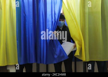 In Lviv, Ukraine, am 25. Oktober 2020 haben die Menschen ihre Stimme abgegeben. Ukrainer wählen Bürgermeister, Stadträte (Foto: Sergii Charchenko/NurPhoto) Stockfoto