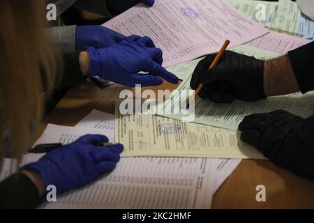 In Lviv, Ukraine, am 25. Oktober 2020 haben die Menschen ihre Stimme abgegeben. Ukrainer wählen Bürgermeister, Stadträte (Foto: Sergii Charchenko/NurPhoto) Stockfoto