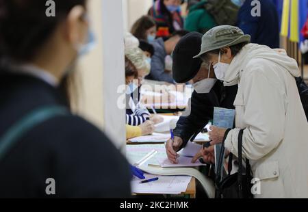 In Lviv, Ukraine, am 25. Oktober 2020 haben die Menschen ihre Stimme abgegeben. Ukrainer wählen Bürgermeister, Stadträte (Foto: Sergii Charchenko/NurPhoto) Stockfoto