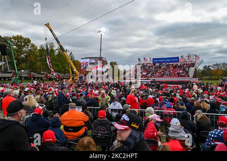 Trump-Anhänger warten auf die Ankunft von Präsident Donald Trump während einer Wahlkampfveranstaltung ‘Make America Great Again’ auf dem Pickaway County Fairgrounds nach der Coronavirus COVID-19-Pandemie am Samstag, den 24.. Oktober 2020 in Circleville, Ohio, Usa. (Foto von Jason Whitman/NurPhoto) Stockfoto