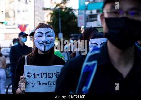 Ein Protestler trägt während des marsches eine Vendetta-Maske, um die Freilassung von 12 Hongkonger Häftlingen in Taipei, Taiwan, am 25. Oktober 2020 zu fordern. Hunderte marschierten am Sonntag in Taiwans Hauptstadt, um die Freilassung von 12 regierungsfeindlichen Demonstranten in Hongkong zu fordern, die angeblich illegal mit dem Boot nach Taiwan reisten, als die chinesischen Behörden sie im August festnahmen und festnahmen. (Foto von Annabelle Chih/NurPhoto) Stockfoto