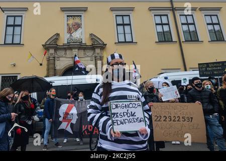 Aktivisten vor dem Bischofspalast, dem Sitz der Krakauer Metropolregion Kurie. Tausende Menschen jeden Alters marschierten zum vierten Tag in einer Reihe von Protesten gegen das neue Abtreibungsgesetz erneut in Krakau und anderen polnischen Städten ein. Der Protest ist eine direkte Reaktion auf das Urteil des Obersten Gerichtshofs Polens vom Donnerstag, wonach das bestehende Gesetz zur Genehmigung der Schwangerschaftsabbruch für Fötus gegen die Verfassung verstößt und damit eines der strengsten Abtreibungsregime in Europa verschärft. Am 25. Oktober 2020 in Krakau, Polen. (Foto von Artur Widak/NurPhoto) Stockfoto