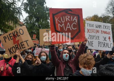 Aktivisten vor dem Bischofspalast, dem Sitz der Krakauer Metropolregion Kurie. Tausende Menschen jeden Alters marschierten zum vierten Tag in einer Reihe von Protesten gegen das neue Abtreibungsgesetz erneut in Krakau und anderen polnischen Städten ein. Der Protest ist eine direkte Reaktion auf das Urteil des Obersten Gerichtshofs Polens vom Donnerstag, wonach das bestehende Gesetz zur Genehmigung der Schwangerschaftsabbruch für Fötus gegen die Verfassung verstößt und damit eines der strengsten Abtreibungsregime in Europa verschärft. Am 25. Oktober 2020 in Krakau, Polen. (Foto von Artur Widak/NurPhoto) Stockfoto