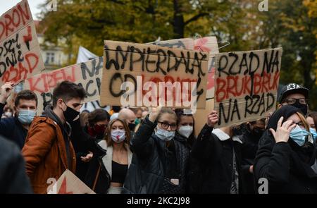 Aktivisten vor dem Bischofspalast, dem Sitz der Krakauer Metropolregion Kurie. Tausende Menschen jeden Alters marschierten zum vierten Tag in einer Reihe von Protesten gegen das neue Abtreibungsgesetz erneut in Krakau und anderen polnischen Städten ein. Der Protest ist eine direkte Reaktion auf das Urteil des Obersten Gerichtshofs Polens vom Donnerstag, wonach das bestehende Gesetz zur Genehmigung der Schwangerschaftsabbruch für Fötus gegen die Verfassung verstößt und damit eines der strengsten Abtreibungsregime in Europa verschärft. Am 25. Oktober 2020 in Krakau, Polen. (Foto von Artur Widak/NurPhoto) Stockfoto