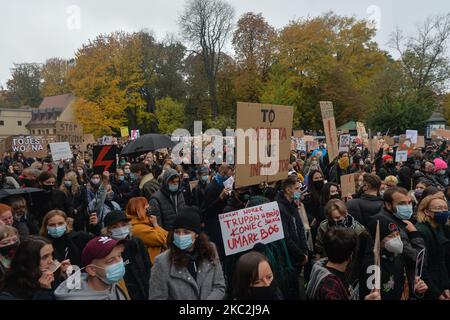 Aktivisten vor dem Bischofspalast, dem Sitz der Krakauer Metropolregion Kurie. Tausende Menschen jeden Alters marschierten zum vierten Tag in einer Reihe von Protesten gegen das neue Abtreibungsgesetz erneut in Krakau und anderen polnischen Städten ein. Der Protest ist eine direkte Reaktion auf das Urteil des Obersten Gerichtshofs Polens vom Donnerstag, wonach das bestehende Gesetz zur Genehmigung der Schwangerschaftsabbruch für Fötus gegen die Verfassung verstößt und damit eines der strengsten Abtreibungsregime in Europa verschärft. Am 25. Oktober 2020 in Krakau, Polen. (Foto von Artur Widak/NurPhoto) Stockfoto