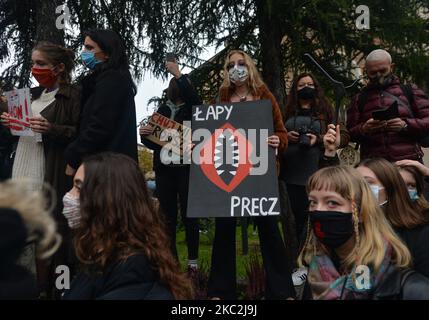 Aktivisten vor dem Bischofspalast, dem Sitz der Krakauer Metropolregion Kurie. Tausende Menschen jeden Alters marschierten zum vierten Tag in einer Reihe von Protesten gegen das neue Abtreibungsgesetz erneut in Krakau und anderen polnischen Städten ein. Der Protest ist eine direkte Reaktion auf das Urteil des Obersten Gerichtshofs Polens vom Donnerstag, wonach das bestehende Gesetz zur Genehmigung der Schwangerschaftsabbruch für Fötus gegen die Verfassung verstößt und damit eines der strengsten Abtreibungsregime in Europa verschärft. Am 25. Oktober 2020 in Krakau, Polen. (Foto von Artur Widak/NurPhoto) Stockfoto