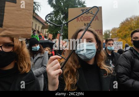 Aktivisten vor dem Bischofspalast, dem Sitz der Krakauer Metropolregion Kurie. Tausende Menschen jeden Alters marschierten zum vierten Tag in einer Reihe von Protesten gegen das neue Abtreibungsgesetz erneut in Krakau und anderen polnischen Städten ein. Der Protest ist eine direkte Reaktion auf das Urteil des Obersten Gerichtshofs Polens vom Donnerstag, wonach das bestehende Gesetz zur Genehmigung der Schwangerschaftsabbruch für Fötus gegen die Verfassung verstößt und damit eines der strengsten Abtreibungsregime in Europa verschärft. Am 25. Oktober 2020 in Krakau, Polen. (Foto von Artur Widak/NurPhoto) Stockfoto