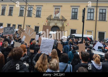 Aktivisten vor dem Bischofspalast, dem Sitz der Krakauer Metropolregion Kurie. Tausende Menschen jeden Alters marschierten zum vierten Tag in einer Reihe von Protesten gegen das neue Abtreibungsgesetz erneut in Krakau und anderen polnischen Städten ein. Der Protest ist eine direkte Reaktion auf das Urteil des Obersten Gerichtshofs Polens vom Donnerstag, wonach das bestehende Gesetz zur Genehmigung der Schwangerschaftsabbruch für Fötus gegen die Verfassung verstößt und damit eines der strengsten Abtreibungsregime in Europa verschärft. Am 25. Oktober 2020 in Krakau, Polen. (Foto von Artur Widak/NurPhoto) Stockfoto