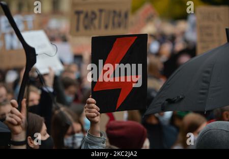 Aktivisten vor dem Bischofspalast, dem Sitz der Krakauer Metropolregion Kurie. Tausende Menschen jeden Alters marschierten zum vierten Tag in einer Reihe von Protesten gegen das neue Abtreibungsgesetz erneut in Krakau und anderen polnischen Städten ein. Der Protest ist eine direkte Reaktion auf das Urteil des Obersten Gerichtshofs Polens vom Donnerstag, wonach das bestehende Gesetz zur Genehmigung der Schwangerschaftsabbruch für Fötus gegen die Verfassung verstößt und damit eines der strengsten Abtreibungsregime in Europa verschärft. Am 25. Oktober 2020 in Krakau, Polen. (Foto von Artur Widak/NurPhoto) Stockfoto