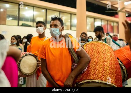 Der Tempelmusiker spielt mit seinem Instrument, um zu feiern, dass Durga Puja, das größte religiöse Fest der bengalischen Hindu-Gemeinschaft, am Donnerstag mit dem Maha Sashtha Puja in Tempeln im ganzen Land begonnen hat. Am 25. Oktober 2020 in Dhaka, Bangladesch. (Foto von Istiak Karim/NurPhoto) Stockfoto