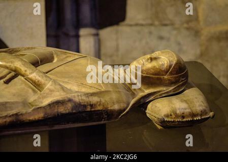 Grab von Ermessenda von Carcassona in der Kathedrale von Girona. Es ist das älteste Exemplar der Herkunft der "Senyera Reial", der aktuellen katalanischen Flagge Stockfoto