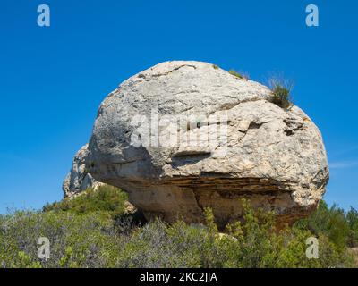 Calanques, Frankreich - 18. 2022. Mai: Ein riesiger Felsball unter dem blauen Himmel Stockfoto