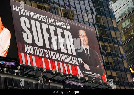 Eine Ansicht des Lincoln Project Billboard Times Square, auf der Ivanka trump die Anzahl der New Yorker und amerikaner, die an Covid-19 und Jared Kushner gestorben sind, neben einem Vanity Fair-Zitat am 25. Oktober 2020 darstellt. (Foto von John Nacion/NurPhoto) Stockfoto