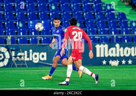 Cucho Hernandez und Jesus Vallejo während des La Liga-Matches zwischen Getafe CF und Granada CF im Coliseum Alfonso Perez am 25. Oktober 2020 in Getafe, Spanien. (Foto von Rubén de la Fuente Pérez/NurPhoto) Stockfoto