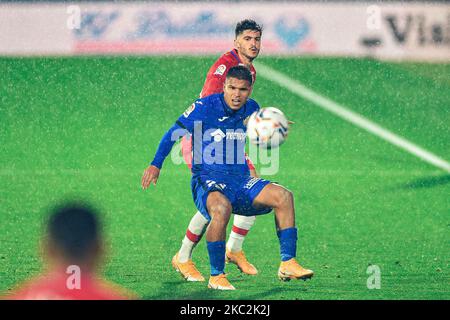 Cucho Hernandez und Carlos Neva während des La Liga-Spiels zwischen Getafe CF und Granada CF im Coliseum Alfonso Perez am 25. Oktober 2020 in Getafe, Spanien . (Foto von Rubén de la Fuente Pérez/NurPhoto) Stockfoto