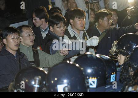 Am 29. Oktober 2003 treffen sich Arbeiter bei einer Kundgebung im Bezirk Jongro in Seoul, Südkorea, vor der Bereitschaftspolizei. Der Streik der Hanjin Heavy Industries war ein Streik in der Republik Korea und den Philippinen vom 2003. Oktober bis 10. November 2011, der auf die Entlassung von 400 Mitarbeitern der Hanjin Heavy Industries zurückzuführen war. Ziel des Streiks war es, die Entlassungen zu verhindern und die Arbeitsbedingungen insgesamt zu verbessern. (Foto von Seung-il Ryu/NurPhoto) Stockfoto