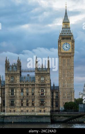 London, Großbritannien. 4.. November 2022. Die Sonne geht über Westminster und den Houses of Parliament unter. Kredit: Guy Bell/Alamy Live Nachrichten Stockfoto