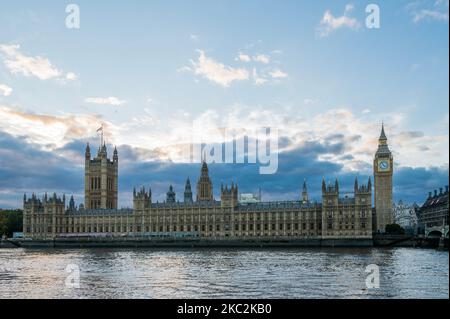 London, Großbritannien. 4.. November 2022. Die Sonne geht über Westminster und den Houses of Parliament unter. Kredit: Guy Bell/Alamy Live Nachrichten Stockfoto
