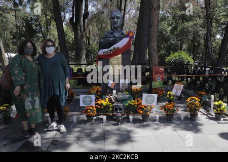 Zwei Frauen wurden in einer Statue von John O Riley dargestellt, einem irischen Kommandanten, der sich der mexikanischen Armee bei der Schlacht von Churubusco im Jahr 1847 anschloss und das San Patricio Bataillon gegen die US-Intervention gründete. Die Installation der Opfergabe fand am Vorabend des Tages der Toten in Mexiko statt. Am 25. Oktober 2020 in Mexiko-Stadt, Mexiko. (Foto von Gerardo Vieyra/NurPhoto) Stockfoto