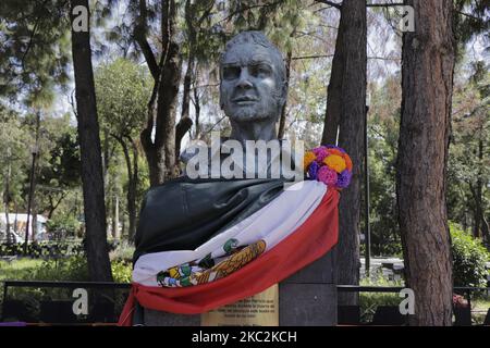 Statue von John O Riley, irischer Kommandant, der sich 1847 der mexikanischen Armee in der Schlacht von Churubusco anschloss, der gegen die US-Intervention das San Patricio Bataillon gründete, wurde eine Flagge Mexikos auf ihn gelegt. Die Aktion fand im Rahmen der Installation eines Offerens am Vorabend des Día de Muertos in Mexiko statt. Am 25. Oktober 2020 in Mexiko-Stadt, Mexiko. (Foto von Gerardo Vieyra/NurPhoto) Stockfoto