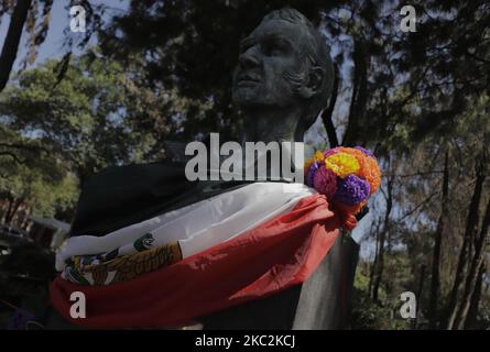 Statue von John O Riley, irischer Kommandant, der sich 1847 der mexikanischen Armee in der Schlacht von Churubusco anschloss, der gegen die US-Intervention das San Patricio Bataillon gründete, wurde eine Flagge Mexikos auf ihn gelegt. Die Aktion fand im Rahmen der Installation eines Offerens am Vorabend des Día de Muertos in Mexiko statt. Am 25. Oktober 2020 in Mexiko-Stadt, Mexiko. (Foto von Gerardo Vieyra/NurPhoto) Stockfoto