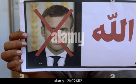 Palästinensische Demonstranten heben Plakate auf, die ein durchgestrichenes Bild des französischen Präsidenten Emmanuel Macron während eines Protestes gegen die Veröffentlichung einer Karikatur des Propheten Mohammad in Frankreich und Macrons Kommentare vor dem französischen Kulturzentrum in Gaza-Stadt am 26. Oktober 2020 zeigen. (Foto von Majdi Fathi/NurPhoto) Stockfoto