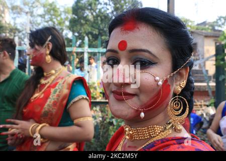 Indische hinduistische Anhänger traditionelle Kleidung nehmen an der hindu-Göttin Durga Idol Immersion am Ganga Fluss in Kalkutta, Indien am 26. Oktober 2020. (Foto von Debajyoti Chakraborty/NurPhoto) Stockfoto