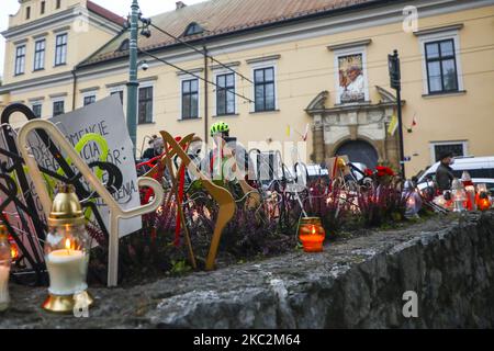 Kerzen, Banner und Kleiderbügel werden vor dem Erzbischöflichen Palast aufgestellt, während ein Protest gegen die Beschränkungen des Abtreibungsgesetzes in Polen stattfand. Krakau, Polen, am 25. Oktober 2020. Der Protest wurde von Women Strike organisiert, nachdem Polens oberstes Gericht entschieden hat, dass Abtreibungen aufgrund von fetalen Defekten verfassungswidrig sind, was das Land zu einem nahezu vollständigen Kündigungs-Verbot bewegt. (Foto von Beata Zawrzel/NurPhoto) Stockfoto