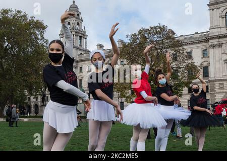 Klassische Tänzer treffen sich am 26. Oktober 2020 auf dem Parliament Square, um an der kreativen Demonstration von ‘Survival in the Square teilzunehmen, um die Notlage der Live-Event-Branche zu beleuchten, die aufgrund der Covid-19-Pandemie in London, England, eingestellt wurde. Die einwöchige Reihe von Aktivierungen, die von We Make Events organisiert wird, soll die Breite der Live-Veranstaltungen und die technische Lieferkette, die sie unterstützen, demonstrieren und die Regierung dazu aufrufen, Richtlinien zur Gewährleistung einer sicheren Rückkehr zur Arbeit und finanzielle Unterstützung bereitzustellen, bis Einschränkungen vorhanden sind. (Foto von Wiktor Szymanowicz/NurPhoto) Stockfoto