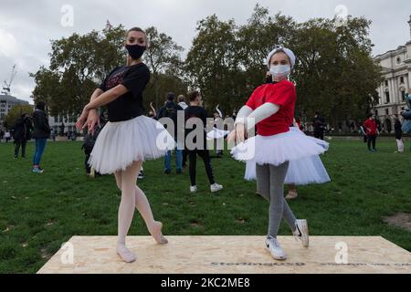 Klassische Tänzer treffen sich am 26. Oktober 2020 auf dem Parliament Square, um an der kreativen Demonstration von ‘Survival in the Square teilzunehmen, um die Notlage der Live-Event-Branche zu beleuchten, die aufgrund der Covid-19-Pandemie in London, England, eingestellt wurde. Die einwöchige Reihe von Aktivierungen, die von We Make Events organisiert wird, soll die Breite der Live-Veranstaltungen und die technische Lieferkette, die sie unterstützen, demonstrieren und die Regierung dazu aufrufen, Richtlinien zur Gewährleistung einer sicheren Rückkehr zur Arbeit und finanzielle Unterstützung bereitzustellen, bis Einschränkungen vorhanden sind. (Foto von Wiktor Szymanowicz/NurPhoto) Stockfoto