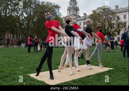 Klassische Tänzer treffen sich am 26. Oktober 2020 auf dem Parliament Square, um an der kreativen Demonstration von ‘Survival in the Square teilzunehmen, um die Notlage der Live-Event-Branche zu beleuchten, die aufgrund der Covid-19-Pandemie in London, England, eingestellt wurde. Die einwöchige Reihe von Aktivierungen, die von We Make Events organisiert wird, soll die Breite der Live-Veranstaltungen und die technische Lieferkette, die sie unterstützen, demonstrieren und die Regierung dazu aufrufen, Richtlinien zur Gewährleistung einer sicheren Rückkehr zur Arbeit und finanzielle Unterstützung bereitzustellen, bis Einschränkungen vorhanden sind. (Foto von Wiktor Szymanowicz/NurPhoto) Stockfoto