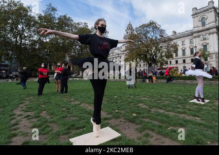 Klassische Tänzer treffen sich am 26. Oktober 2020 auf dem Parliament Square, um an der kreativen Demonstration von ‘Survival in the Square teilzunehmen, um die Notlage der Live-Event-Branche zu beleuchten, die aufgrund der Covid-19-Pandemie in London, England, eingestellt wurde. Die einwöchige Reihe von Aktivierungen, die von We Make Events organisiert wird, soll die Breite der Live-Veranstaltungen und die technische Lieferkette, die sie unterstützen, demonstrieren und die Regierung dazu aufrufen, Richtlinien zur Gewährleistung einer sicheren Rückkehr zur Arbeit und finanzielle Unterstützung bereitzustellen, bis Einschränkungen vorhanden sind. (Foto von Wiktor Szymanowicz/NurPhoto) Stockfoto