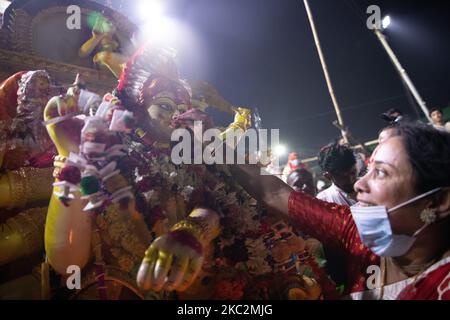 Hinduistische Anhänger tauchen am letzten Tag des Durga Puja-Festivals am 26. Oktober 2020 in Dhaka ein Lehmidol der Hindu-Göttin Durga auf dem Buriganga-Fluss ein. (Foto von Mushfiqul Alam/NurPhoto) Stockfoto