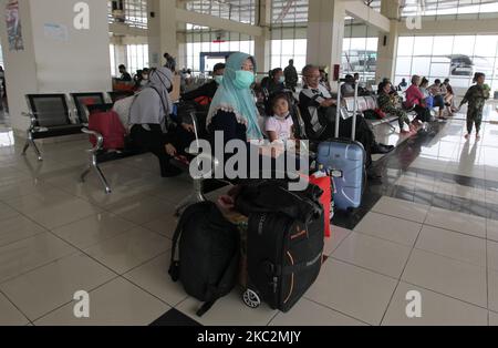 Am 26. Oktober 2020 begannen die Reisenden, den Busbahnhof Pulo Gebang, Cakung, Jakarta, zu beleben. Die Reisenden nutzten die langen Ferien und fuhren gemeinsam nach Hause, wenn die Regierung die Vorschriften während der Pandemie lockerte, indem sie das Gesundheitsprotokoll durch das Tragen einer Maske, das Tragen eines Händedesinfektionsmittels und das Halten der Distanz (die Last) der Passagiere zu 50 Prozent in jedem einzelnen Bus einsetzte. Dasril Roszandi (Foto von Dasril Roszandi/NurPhoto) Stockfoto