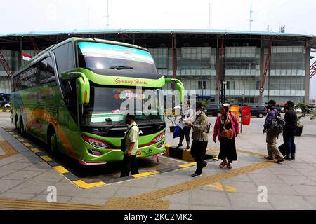 Am 26. Oktober 2020 begannen die Reisenden, den Busbahnhof Pulo Gebang, Cakung, Jakarta, zu beleben. Die Reisenden nutzten die langen Ferien und fuhren gemeinsam nach Hause, wenn die Regierung die Vorschriften während der Pandemie lockerte, indem sie das Gesundheitsprotokoll durch das Tragen einer Maske, das Tragen eines Händedesinfektionsmittels und das Halten der Distanz (die Last) der Passagiere zu 50 Prozent in jedem einzelnen Bus einsetzte. Dasril Roszandi (Foto von Dasril Roszandi/NurPhoto) Stockfoto