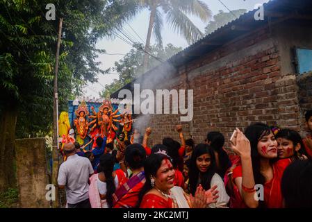 Hinduistische Völker feiern Vijayadashami von Durga puja. Prozession der Vasan oder sinkenden Göttin Durga in Sherpur, Bogura in Bangladesch am 26. Oktober 2020 feiern Hindus in Bangladesch Vijayadashami, das Durga Puja Festival endet mit dem Vijaya Dashami (10. Tage), und an diesem Tag tauschen sich die Menschen über Grüße aus, nachdem die Idole in den Fluss eingetaucht sind. Durga Puja ist besonders beliebt in Westbengalen, Assam, Bihar, Tripura und Odisha, Abgesehen von Bangladesch und Nepal. (Foto von Masfiqur Sohan/NurPhoto) Stockfoto