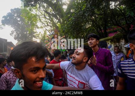 Hinduistische Völker feiern Vijayadashami von Durga puja. Prozession der Vasan oder sinkenden Göttin Durga in Sherpur, Bogura in Bangladesch am 26. Oktober 2020 feiern Hindus in Bangladesch Vijayadashami, das Durga Puja Festival endet mit dem Vijaya Dashami (10. Tage), und an diesem Tag tauschen sich die Menschen über Grüße aus, nachdem die Idole in den Fluss eingetaucht sind. Durga Puja ist besonders beliebt in Westbengalen, Assam, Bihar, Tripura und Odisha, Abgesehen von Bangladesch und Nepal. (Foto von Masfiqur Sohan/NurPhoto) Stockfoto