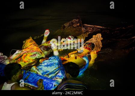 Sinking the Goddess Durga at Sherpur, Bogura in Bangladesh am 26. Oktober 2020 feiern Hindus in Bangladesch Vijayadashami, das Durga Puja Festival endet mit dem Vijaya Dashami (10. Tage), und an diesem Tag tauschen sich die Menschen aus, nachdem die Idole in den Fluss eingetaucht sind. Durga Puja ist besonders beliebt in Westbengalen, Assam, Bihar, Tripura und Odisha, Abgesehen von Bangladesch und Nepal. (Foto von Masfiqur Sohan/NurPhoto) Stockfoto