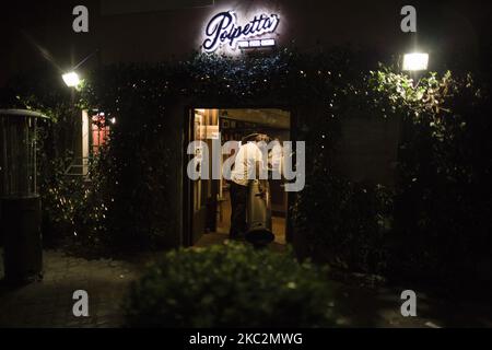 Mitarbeiter schließen ein Restaurant im Stadtteil Trastevere, da Italien mit einem Anstieg der Infektionen mit dem Coronavirus (COVID-19) konfrontiert ist. Rom, Italien, 26. Oktober 2020. Die italienische Regierung hat neue landesweite Covid-19-Beschränkungen beschlossen, die am 26. Oktober in Kraft treten und die Schließung von Restaurants und Bars bis 6pm sowie die Schließung von Fitnessstudios, Kinos und Schwimmbädern umfassen. Nach Angaben des Gesundheitsministeriums gab es in den letzten 24 Stunden von 124.686 durchgeführten Tampons 17.012 Infektionen mit Covid-19. 141 Todesfälle und 76 weitere Patienten wurden auf Intensivstationen aufgenommen. (Foto von Christian Min Stockfoto